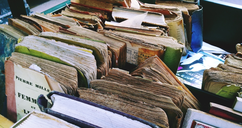 antiquaire-DALUIS-min_wood-old-book-art-books-flea-market-scrap-499496-pxhere.com